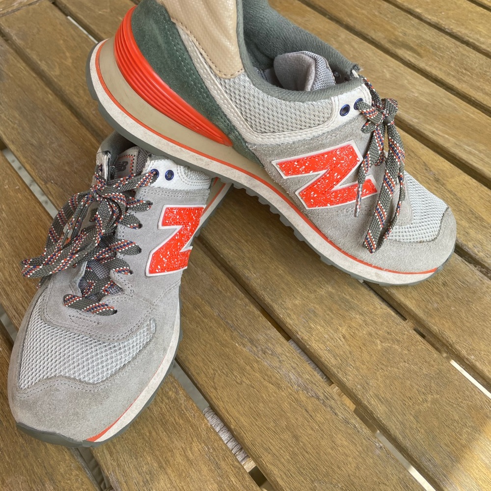 New Balance 574 Mens 9 khaki green orange EUC